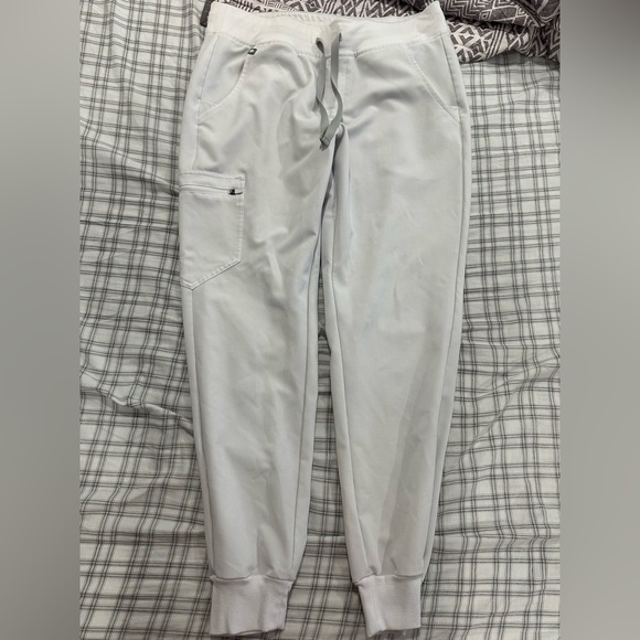 Figs Classic White Scrub Top and Jogger Pants - Picture 2 of 5